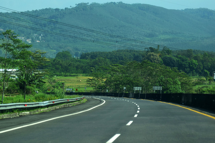 Jalan Tol Semarang-Solo terpantau lengang, Minggu (16/5/2021).