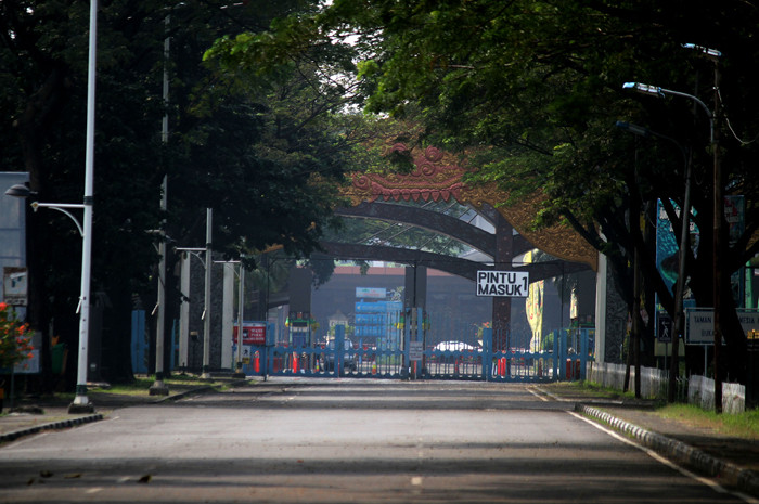 Petugas memberitahu TMII tutup kepada pengendara di TMII, Jakarta Timur, Minggu (16/5/2021).