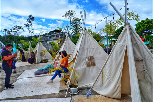Suasana pengunjung berwisata di The River Malino, Kecamatan Tinggimoncong, Kabupaten Gowa, Sulawesi Selatan, Minggu (16/5/2021).