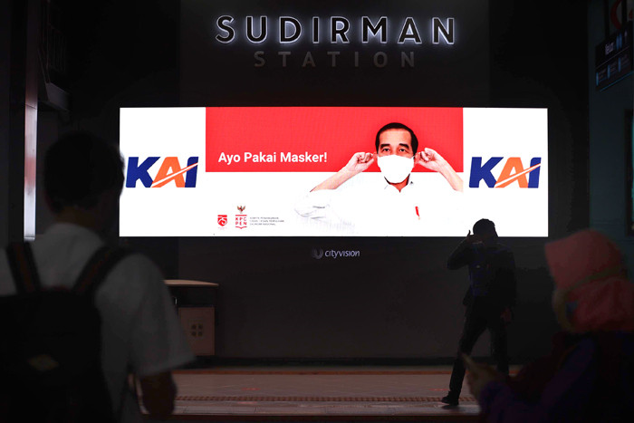Sejumlah penumpang berjalan memasuki stasiun Kereta Api Sudirman, Jakarta, Senin (17/5/2021).