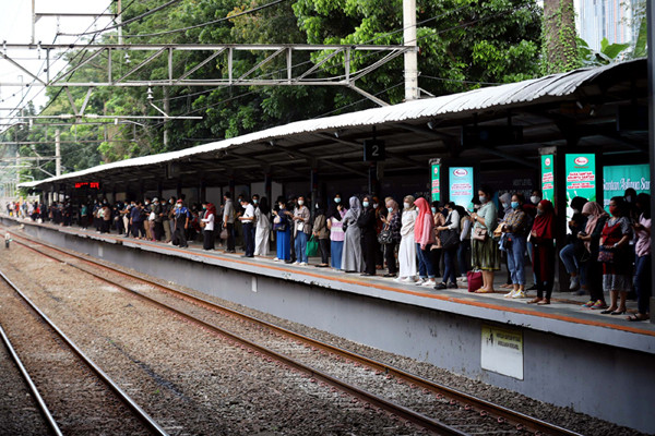 Sejumlah penumpang berjalan memasuki stasiun Kereta Api Sudirman, Jakarta, Senin (17/5/2021).
