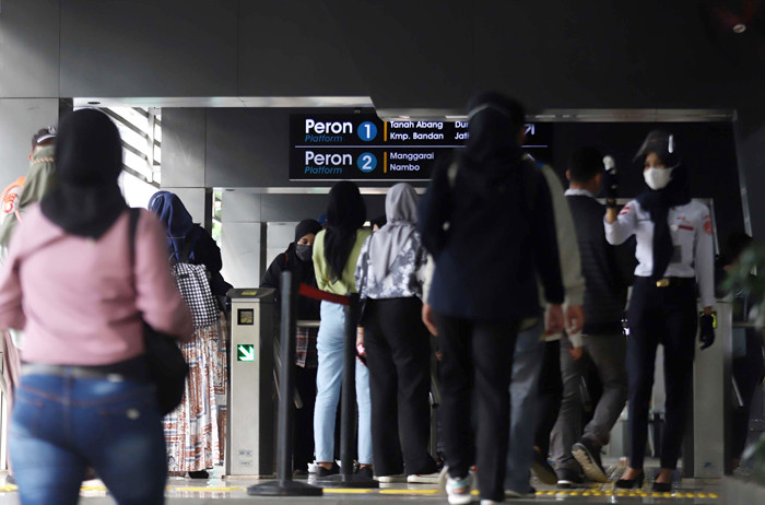 Sejumlah penumpang berjalan memasuki stasiun Kereta Api Sudirman, Jakarta, Senin (17/5/2021).