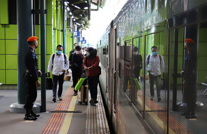 Sejumlah penumpang turun dari kereta Argo Lawu saat tiba di Stasiun Gambir, Jakarta, Senin (17/5/2021).