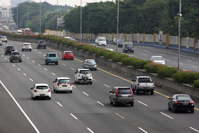 Pengendara melintas di Tol Jagorawi di Jakarta Timur, Senin (17/5/2021).