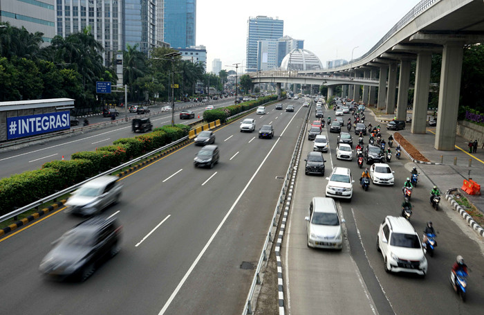 Suasana lalu lintas di Jalan Jenderal Gatot Subroto, Jakarta, Senin (17/5/2021).