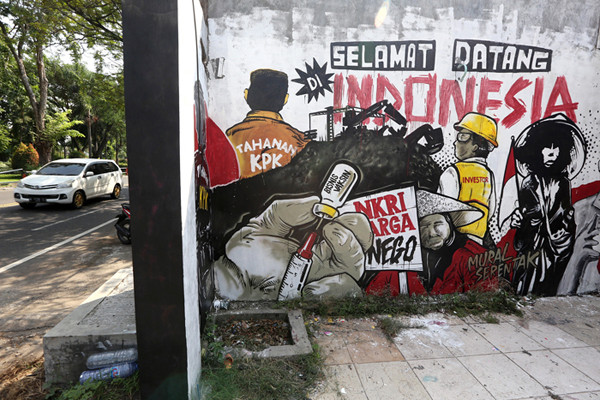 Mural karya Serikat Mural Surabaya bertajuk Indonesia Sedang Tidak Baik-Baik Saja di kawasan Jalan Ngagel, Surabaya, Jawa Timur, Senin (17/5/2021).