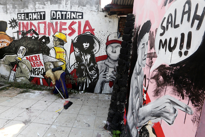Mural karya Serikat Mural Surabaya bertajuk Indonesia Sedang Tidak Baik-Baik Saja di kawasan Jalan Ngagel, Surabaya, Jawa Timur, Senin (17/5/2021).