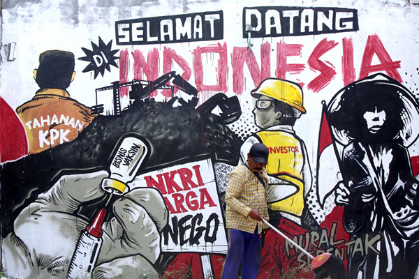 Mural karya Serikat Mural Surabaya bertajuk Indonesia Sedang Tidak Baik-Baik Saja di kawasan Jalan Ngagel, Surabaya, Jawa Timur, Senin (17/5/2021).
