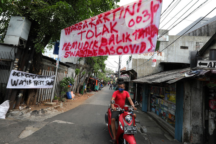 Spanduk peringatan untuk pemudik terpasang di kawasan Kartini, Sawah Besar, Jakarta, Senin (17/5/2021).