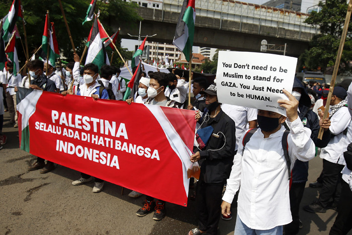 Massa melakukan aksi solidaritas untuk Palestina dan dukungan untuk Palestina di depan Kedubes AS, Jakarta, Selasa (18/5/2021).