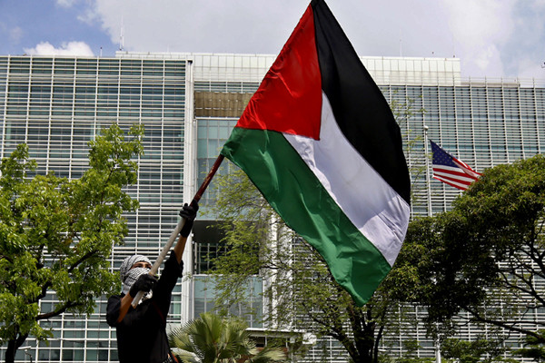 Massa melakukan aksi solidaritas untuk Palestina dan dukungan untuk Palestina di depan Kedubes AS, Jakarta, Selasa (18/5/2021).