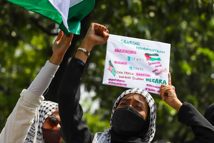 Massa buruh menggelar aksi unjuk rasa solidaritas untuk Palestina didepan Kedutaan Besar Amerika Serikat di Jakarta Pusat, Selasa (18/5/2021).