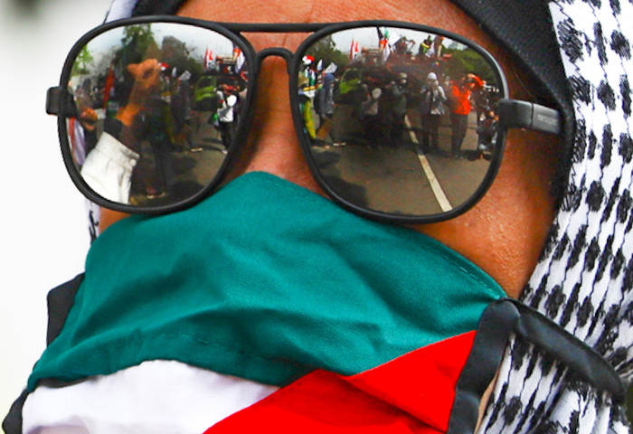 Massa buruh menggelar aksi unjuk rasa solidaritas untuk Palestina didepan Kedutaan Besar Amerika Serikat di Jakarta Pusat, Selasa (18/5/2021).