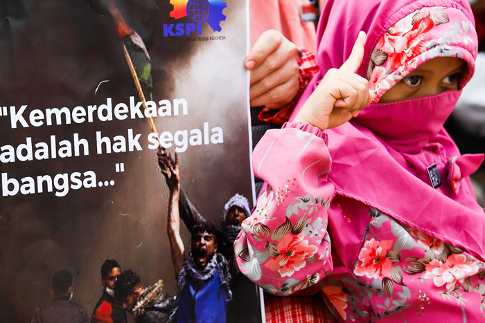 Massa buruh menggelar aksi unjuk rasa solidaritas untuk Palestina didepan Kedutaan Besar Amerika Serikat di Jakarta Pusat, Selasa (18/5/2021).