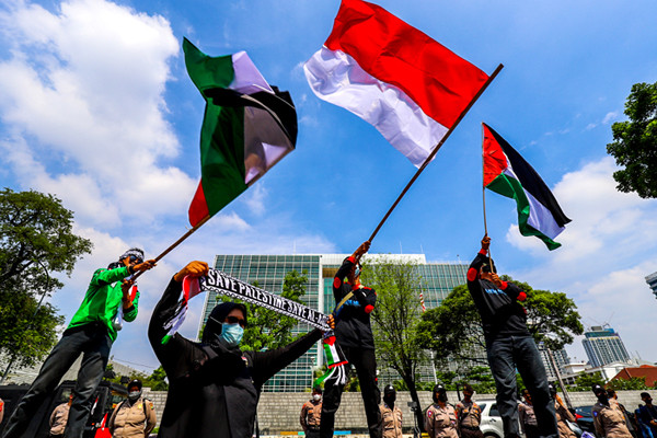 Massa buruh menggelar aksi unjuk rasa solidaritas untuk Palestina didepan Kedutaan Besar Amerika Serikat di Jakarta Pusat, Selasa (18/5/2021).