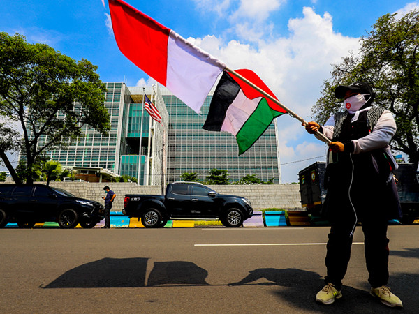 Massa buruh menggelar aksi unjuk rasa solidaritas untuk Palestina didepan Kedutaan Besar Amerika Serikat di Jakarta Pusat, Selasa (18/5/2021).
