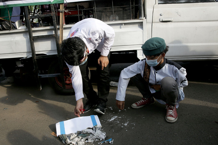 Pengunjuk rasa membakar kertas bergambar bendera Israel saat mengikuti aksi di depan Gedung Kedubes Amerika Serikat, Jakarta, Selasa (18/5/2021).
