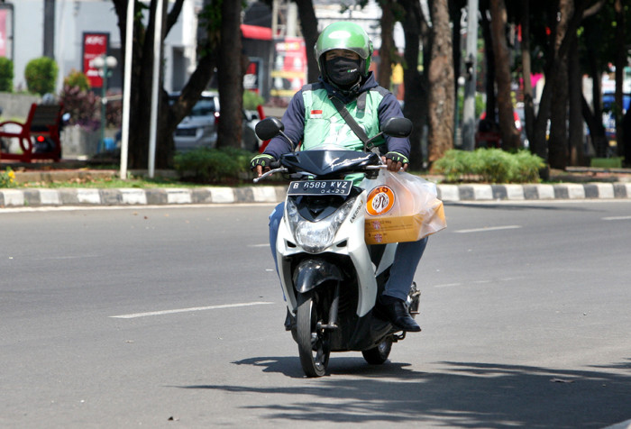 Pengemudi Gojek membawa penumpang di kawasan Bekasi Kota, Jawa Barat, Selasa (18/5/2021).