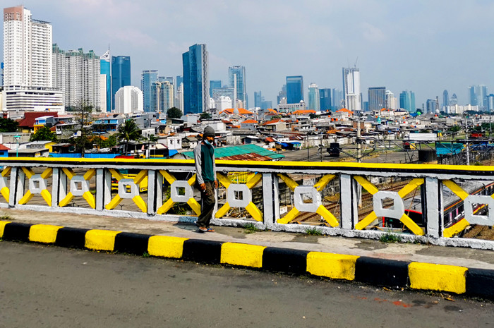 Anak-anak bermain di taman pemukiman yang berlatar belakang gedung bertingkat di Jakarta Pusat, Selasa (18/5/2021).