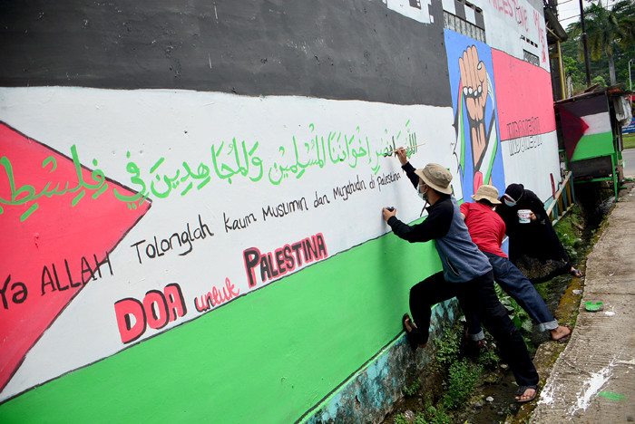 Remaja menyelesaikan pembuatan mural bertema solidaritas Palestina di Gang Jambu, Kedaung, Depok, Jawa Barat, Selasa (18/5/2021).