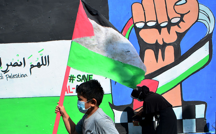 Remaja menyelesaikan pembuatan mural bertema solidaritas Palestina di Gang Jambu, Kedaung, Depok, Jawa Barat, Selasa (18/5/2021).
