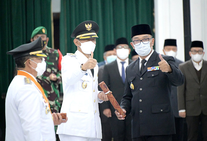 Gubernur Jawa Barat Ridwan Kamil melantik Herman Suherman dan TB Mulyana Syahrudin sebagai Bupati dan Wakil Bupati Cianjur di Gedung Sate, Selasa (18/5/2021).