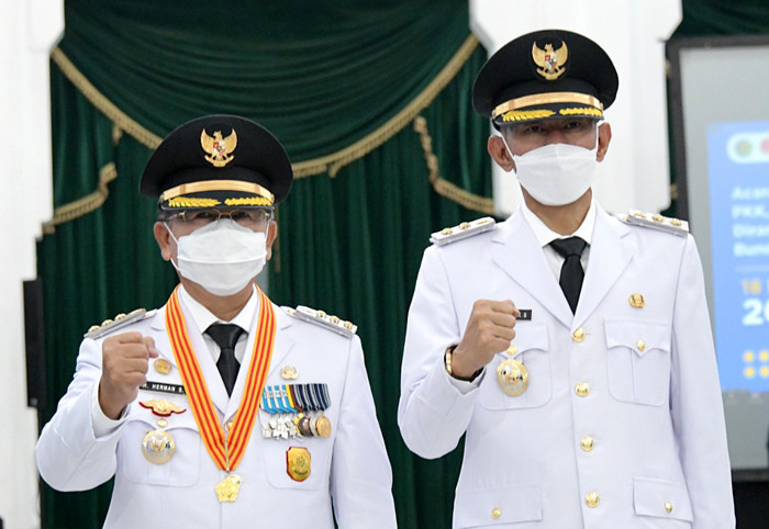 Gubernur Jawa Barat Ridwan Kamil melantik Herman Suherman dan TB Mulyana Syahrudin sebagai Bupati dan Wakil Bupati Cianjur di Gedung Sate, Selasa (18/5/2021).