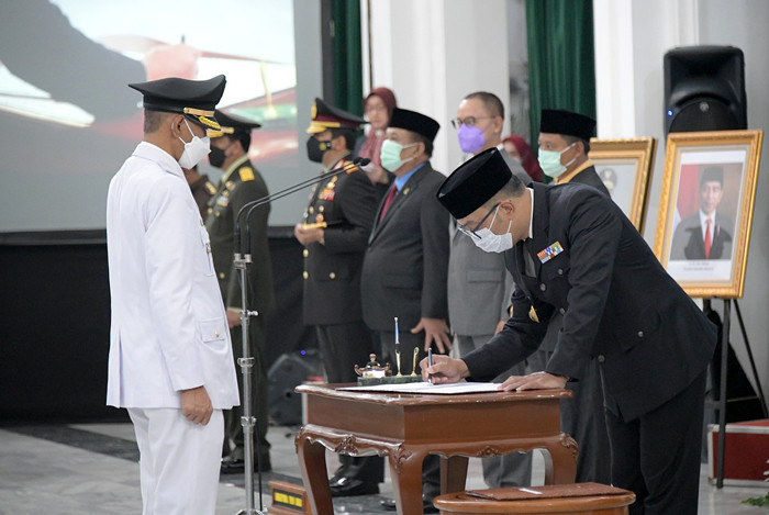 Gubernur Jawa Barat Ridwan Kamil melantik Herman Suherman dan TB Mulyana Syahrudin sebagai Bupati dan Wakil Bupati Cianjur di Gedung Sate, Selasa (18/5/2021).