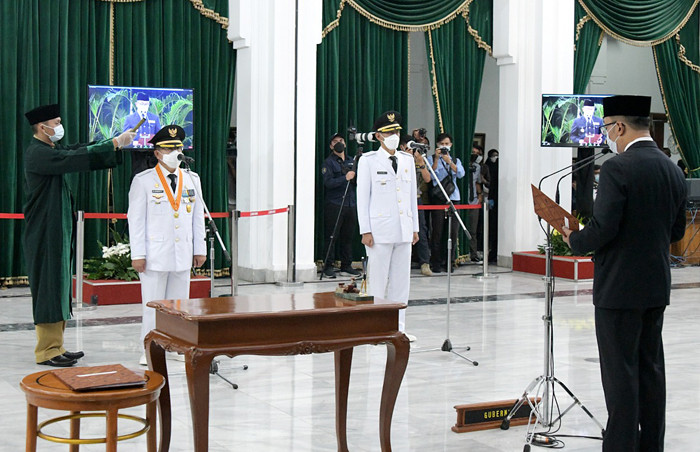Gubernur Jawa Barat Ridwan Kamil melantik Herman Suherman dan TB Mulyana Syahrudin sebagai Bupati dan Wakil Bupati Cianjur di Gedung Sate, Selasa (18/5/2021).