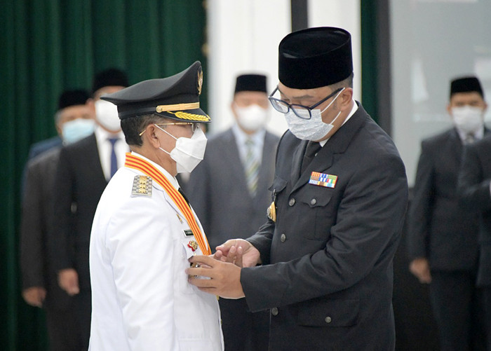 Gubernur Jawa Barat Ridwan Kamil melantik Herman Suherman dan TB Mulyana Syahrudin sebagai Bupati dan Wakil Bupati Cianjur di Gedung Sate, Selasa (18/5/2021).