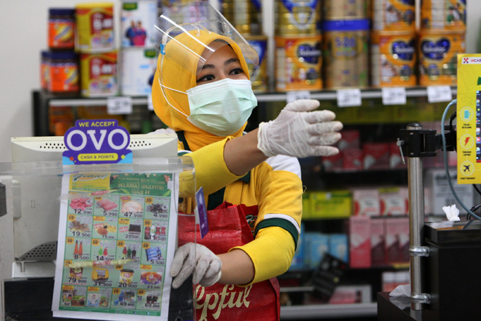 Pengunjung berbelanja di Giant Ekspres di kawasan Jatiwarna, Kota Bekasi, Jawa Barat, Selasa (18/5/2021).