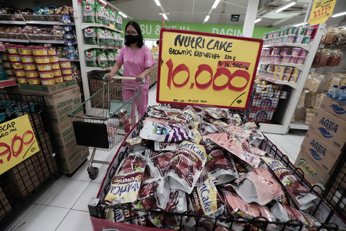 Pengunjung berbelanja di Giant Ekspres di kawasan Jatiwarna, Kota Bekasi, Jawa Barat, Selasa (18/5/2021).