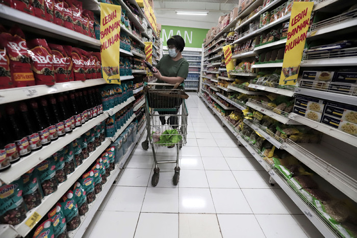 Pengunjung berbelanja di Giant Ekspres di kawasan Jatiwarna, Kota Bekasi, Jawa Barat, Selasa (18/5/2021).