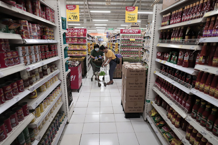 Pengunjung berbelanja di Giant Ekspres di kawasan Jatiwarna, Kota Bekasi, Jawa Barat, Selasa (18/5/2021).