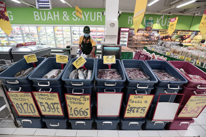 Pengunjung berbelanja di Giant Ekspres di kawasan Jatiwarna, Kota Bekasi, Jawa Barat, Selasa (18/5/2021).