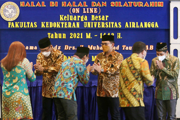 Suasana halal bihalal di Aula Fakultas Kedokteran (FK) Universitas Airlangga Surabaya, Jawa Timur, Selasa (18/5/2021).