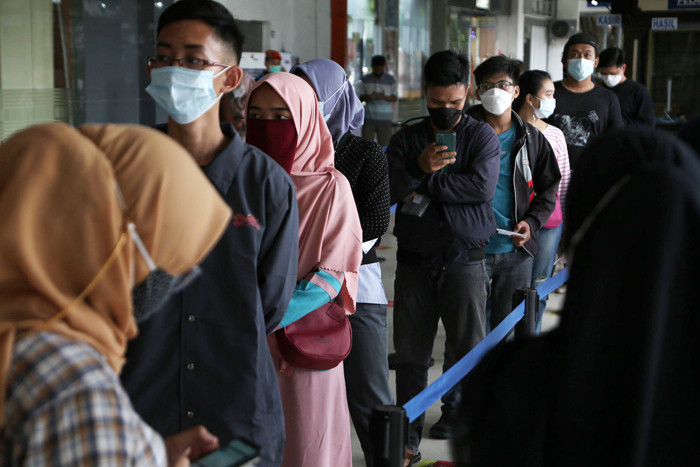 Calon penumpang Kereta Api mengantri layanan pemeriksaan GeNose C19 di Stasiun Gubeng Surabaya, Jawa Timur, Rabu (19/5/2021).