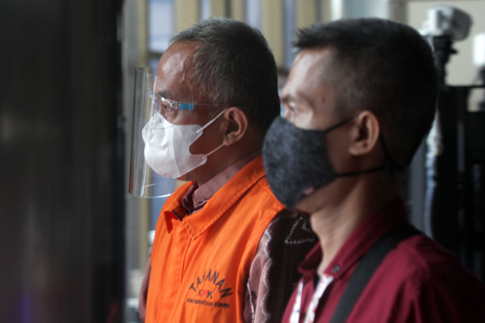 Tesangka Anggota DPRD Propinsi Jawa Barat nonaktif Ade Barkah Surahman usai menjalani pemeriksaan lanjutan di Gedung KPK, Jakarta, Rabu (19/5/2021).