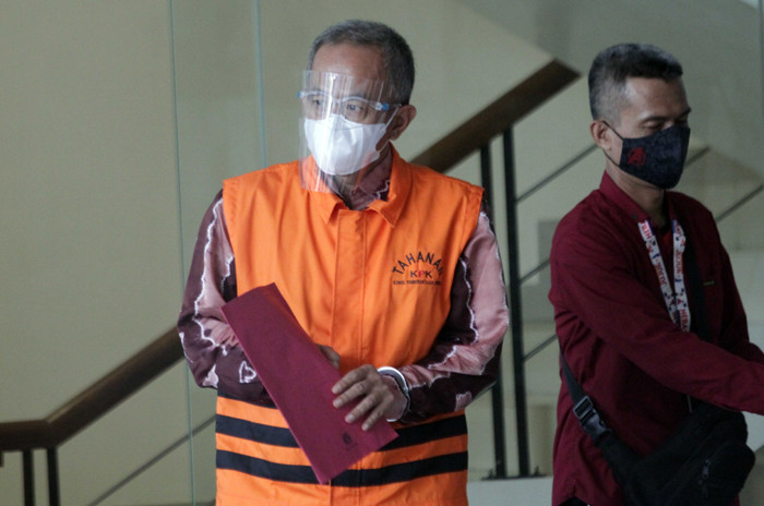 Tesangka Anggota DPRD Propinsi Jawa Barat nonaktif Ade Barkah Surahman usai menjalani pemeriksaan lanjutan di Gedung KPK, Jakarta, Rabu (19/5/2021).