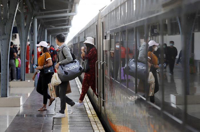 Penumpang arus balik lebaran tiba menggunakan Kereta Api Sawunggalih di Stasiun Pasar Senen, Jakarta, Rabu (19/5/2021).