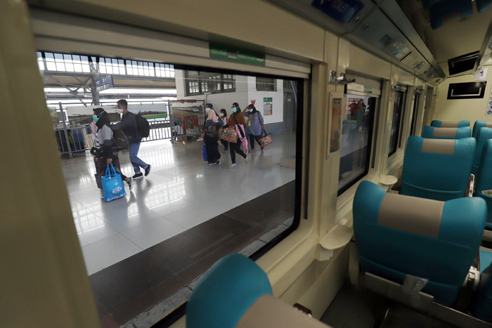 Penumpang arus balik lebaran tiba menggunakan Kereta Api Sawunggalih di Stasiun Pasar Senen, Jakarta, Rabu (19/5/2021).