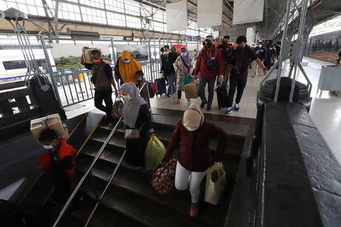 Penumpang arus balik lebaran tiba menggunakan Kereta Api Sawunggalih di Stasiun Pasar Senen, Jakarta, Rabu (19/5/2021).
