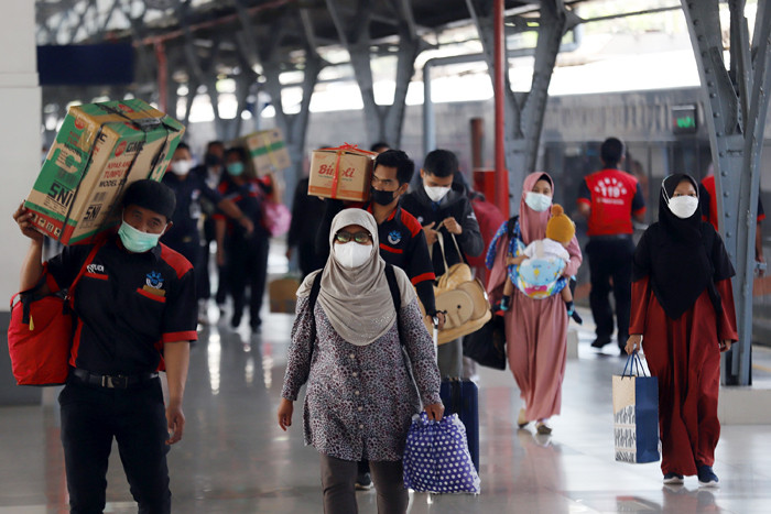 Penumpang arus balik lebaran tiba menggunakan Kereta Api Sawunggalih di Stasiun Pasar Senen, Jakarta, Rabu (19/5/2021).