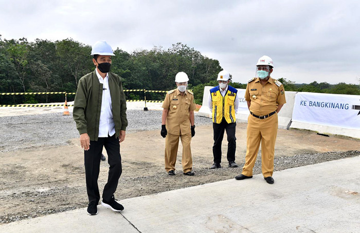 Presiden Jokowi mengunjungi pembangunan jalan tol ruas Pekanbaru-Padang seksi Pekanbaru-Bangkinang di Kabupaten Kampar, Provinsi Riau, Rabu (19/5/2021).