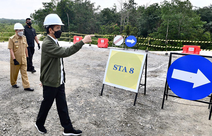 Presiden Jokowi mengunjungi pembangunan jalan tol ruas Pekanbaru-Padang seksi Pekanbaru-Bangkinang di Kabupaten Kampar, Provinsi Riau, Rabu (19/5/2021).