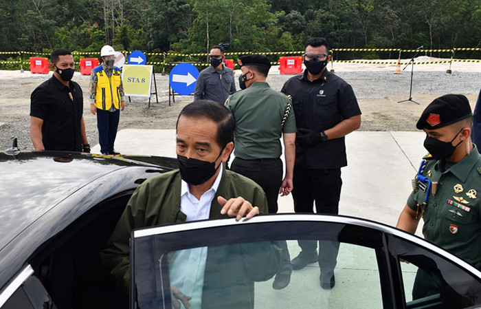 Presiden Jokowi mengunjungi pembangunan jalan tol ruas Pekanbaru-Padang seksi Pekanbaru-Bangkinang di Kabupaten Kampar, Provinsi Riau, Rabu (19/5/2021).