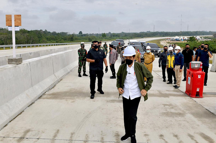 Presiden Jokowi mengunjungi pembangunan jalan tol ruas Pekanbaru-Padang seksi Pekanbaru-Bangkinang di Kabupaten Kampar, Provinsi Riau, Rabu (19/5/2021).