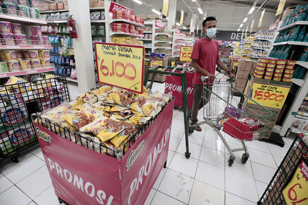 Pengunjung berbelanja disalah satu supermarket di kawasan, Kota Bekasi, Jawa Barat, Selasa (18/5/2021).