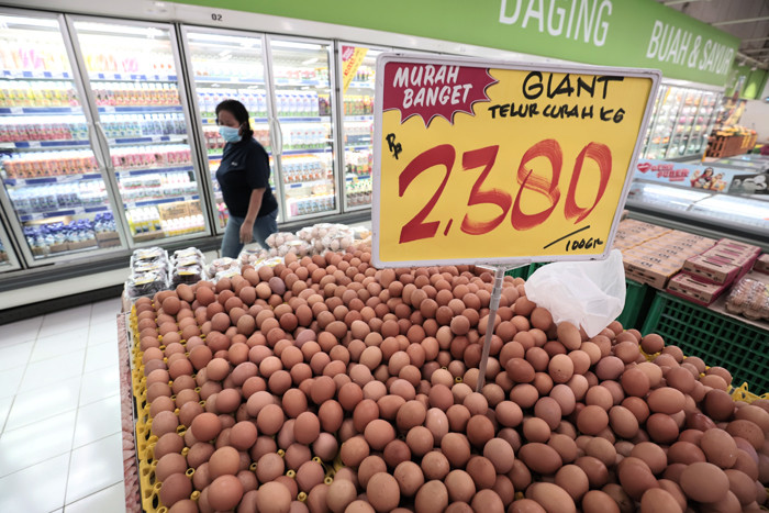 Pengunjung berbelanja disalah satu supermarket di kawasan, Kota Bekasi, Jawa Barat, Selasa (18/5/2021).