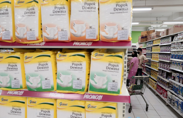 Pengunjung berbelanja disalah satu supermarket di kawasan, Kota Bekasi, Jawa Barat, Selasa (18/5/2021).